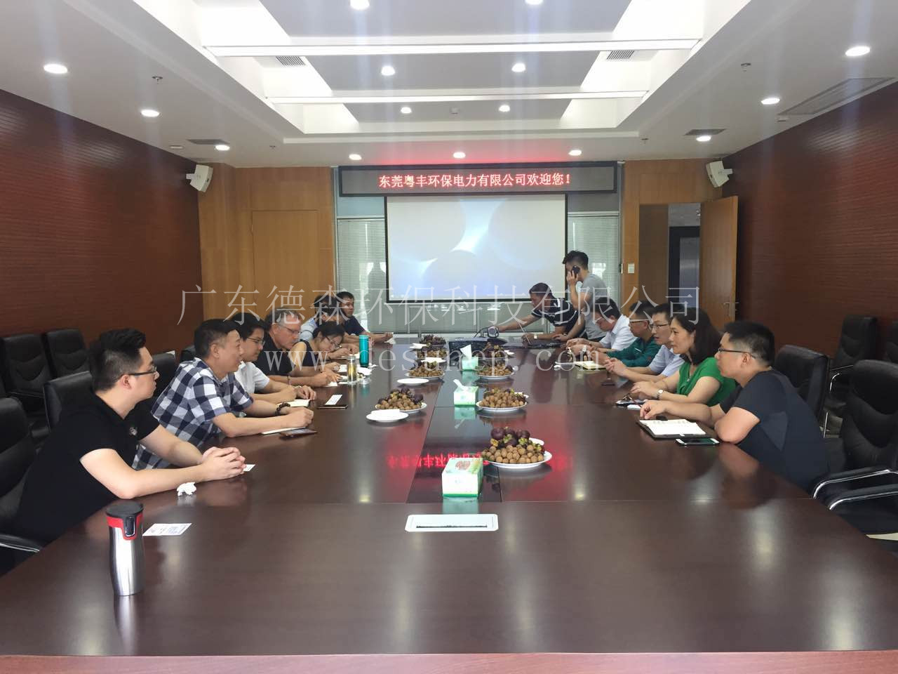 德森攜索爾維拜訪粵豐環保電力共同探討垃圾焚燒煙氣處理的技術.jpg